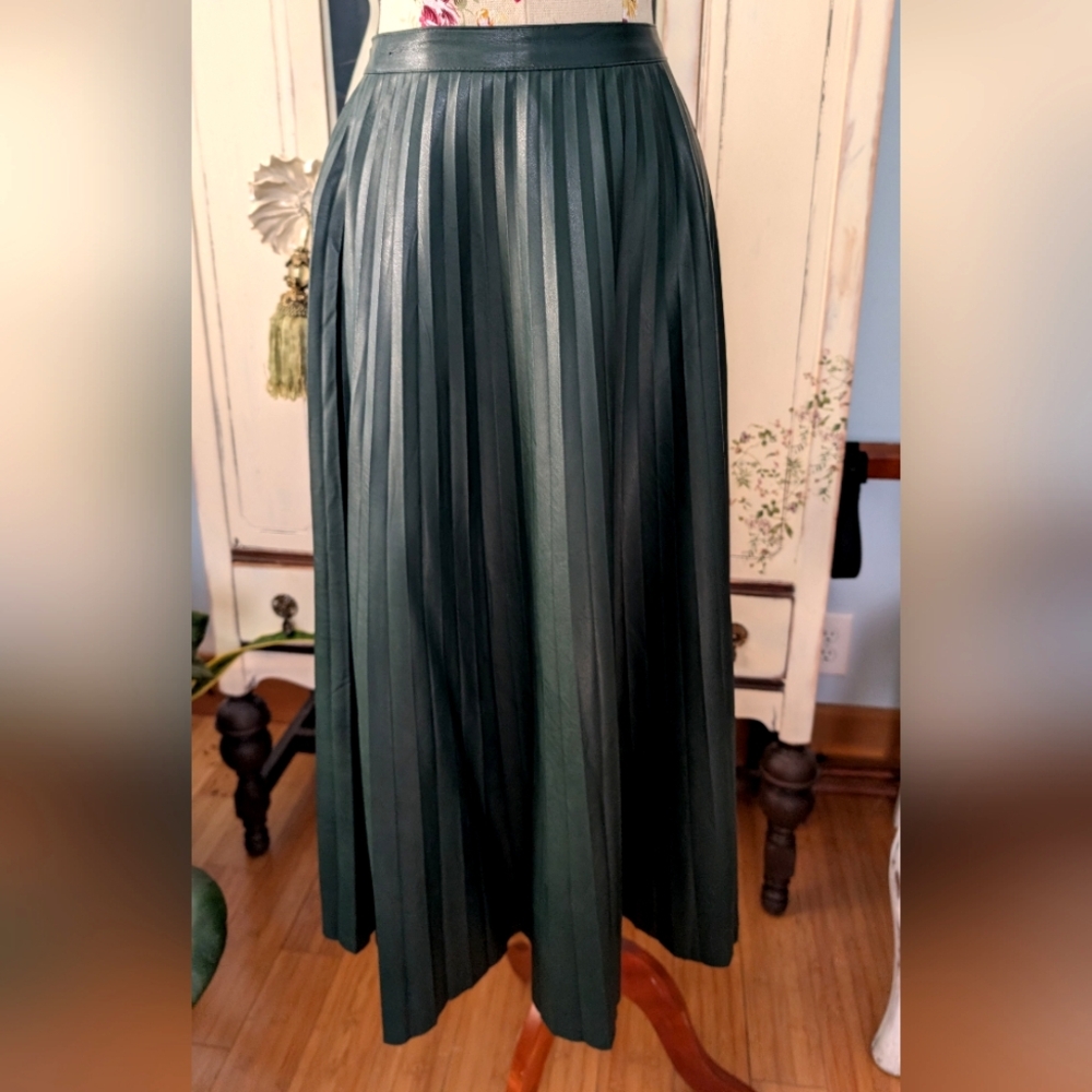 URBANE CLOTH Elegant Green Faux Leather Pleated Skirt